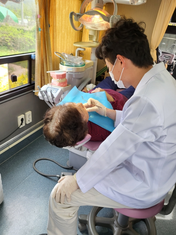 치과 이동진료버스에서 진료를 하고 있다. 
