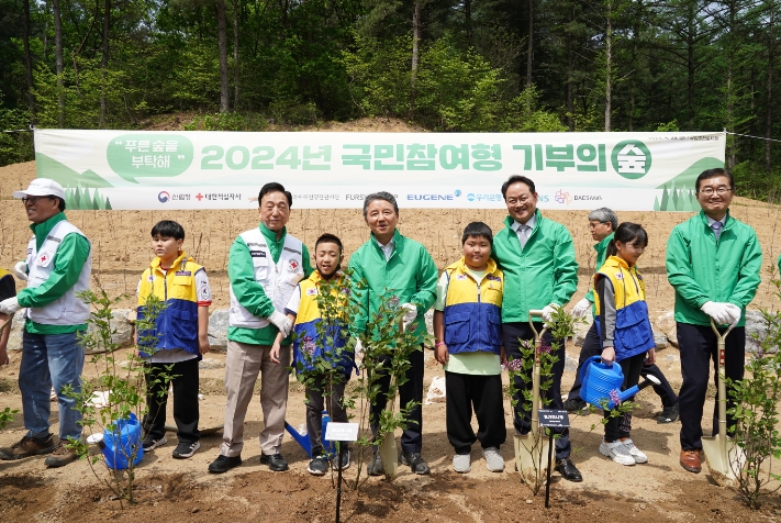 남성현 산림청장(왼쪽에서 다섯번째) 국민참여 기부의 숲 산림복원 행사 참석